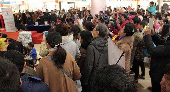 1456192719342900.jpg 550-300-现场人群.jpg