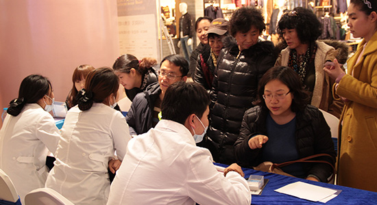 1456193341318404.jpg 550-300-市民咨询牙齿问题.jpg