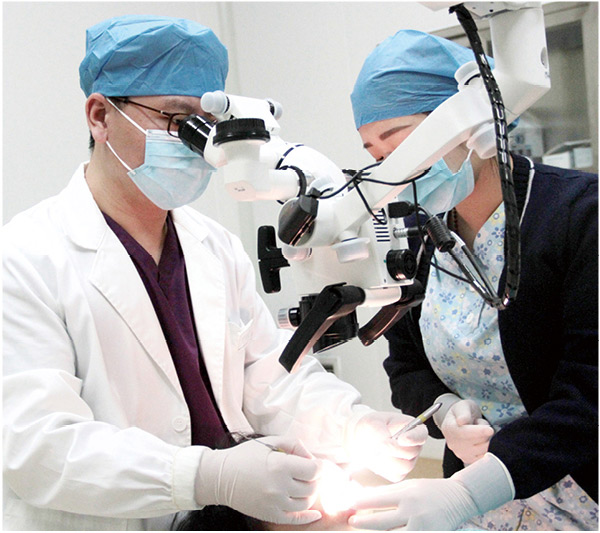 美奥口腔医生使用显微种植牙仪器